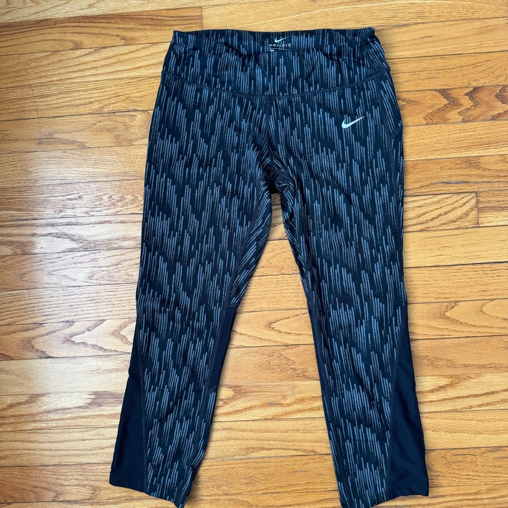 Nike DRY-FIT  Cropped Leggings
Flex 3.0 Capri Black Womens Size M‎